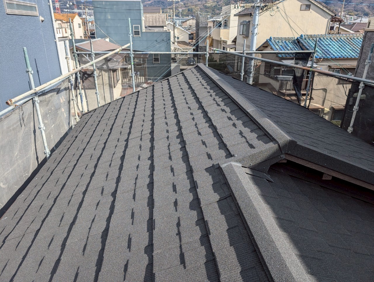 大阪府四条畷市にて屋根修理・葺き替え工事〈築45年瓦屋根の軽量化〉の施工後写真